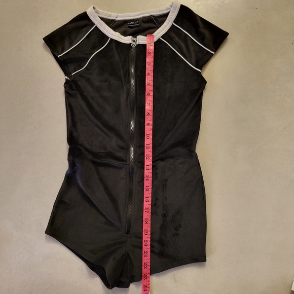 Out from Under Rockie Velour Zip front romper XS - Picture 10 of 14
